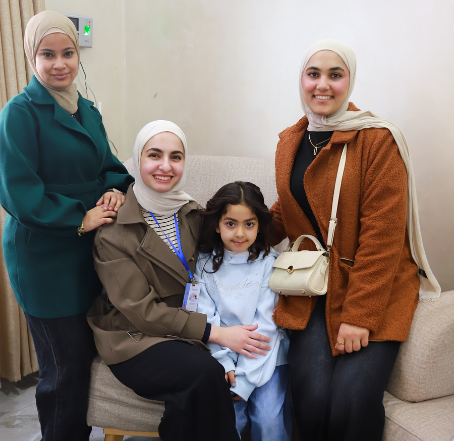 جلاكسي للتدريب ينظم زيارة إنسانية لطالبات التجميل إلى دار اليتيم العربي للإناث في طولكرم