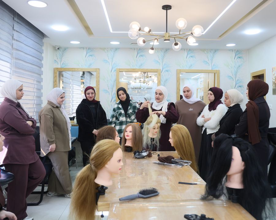 جلاكسي للتدريب ينظم ورشة «فن الأظافر» لطالبات تخصص التجميل في الخليل