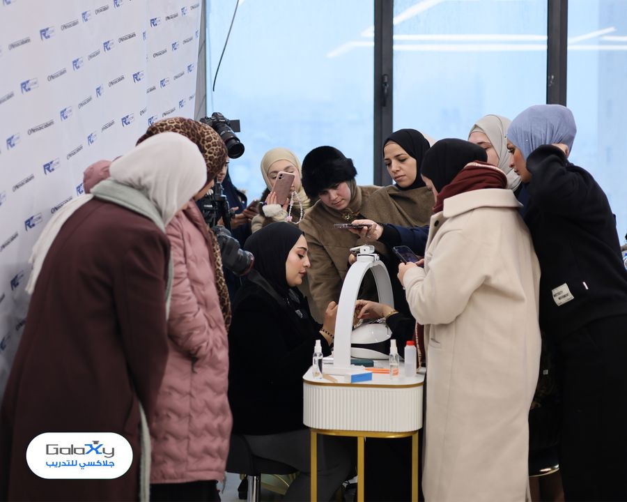 جلاكسي للتدريب ينظم ورشة «فن الأظافر» لطالبات تخصص التجميل في الخليل