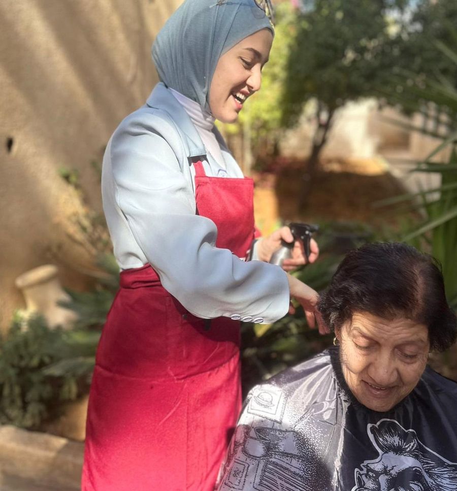 جلاكسي للتدريب ينفذ نشاطًا مجتمعيًا لطلبة تخصصات التجميل في نادي المسنين – بيت ساحور