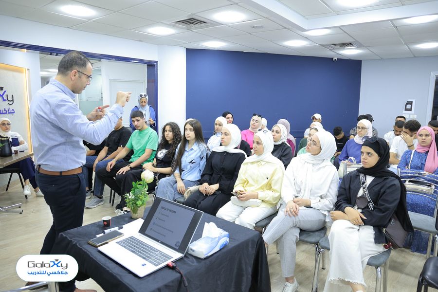 ورشة «كن مستعداً للعمل» لتعريف الخريجين بمهارات سوق العمل في نابلس